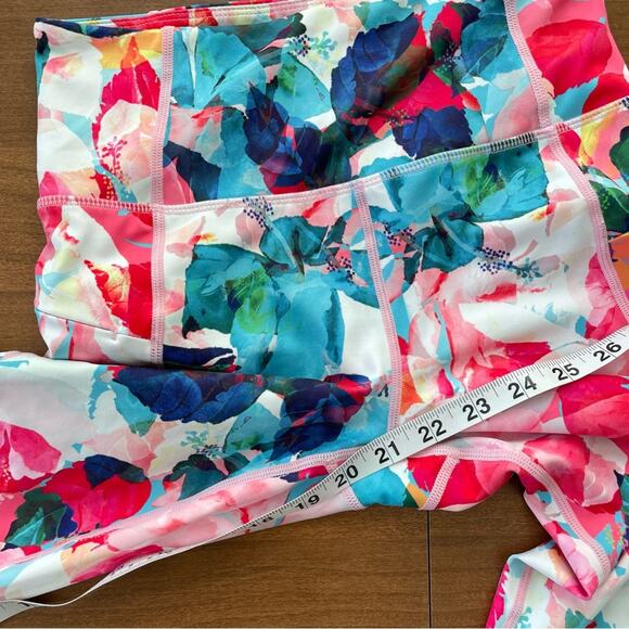 Zyia Active | Women’s Floral Zipper Pocket Light N’ Tight Hi-Rise Capri 20" LNT - Picture 12 of 12